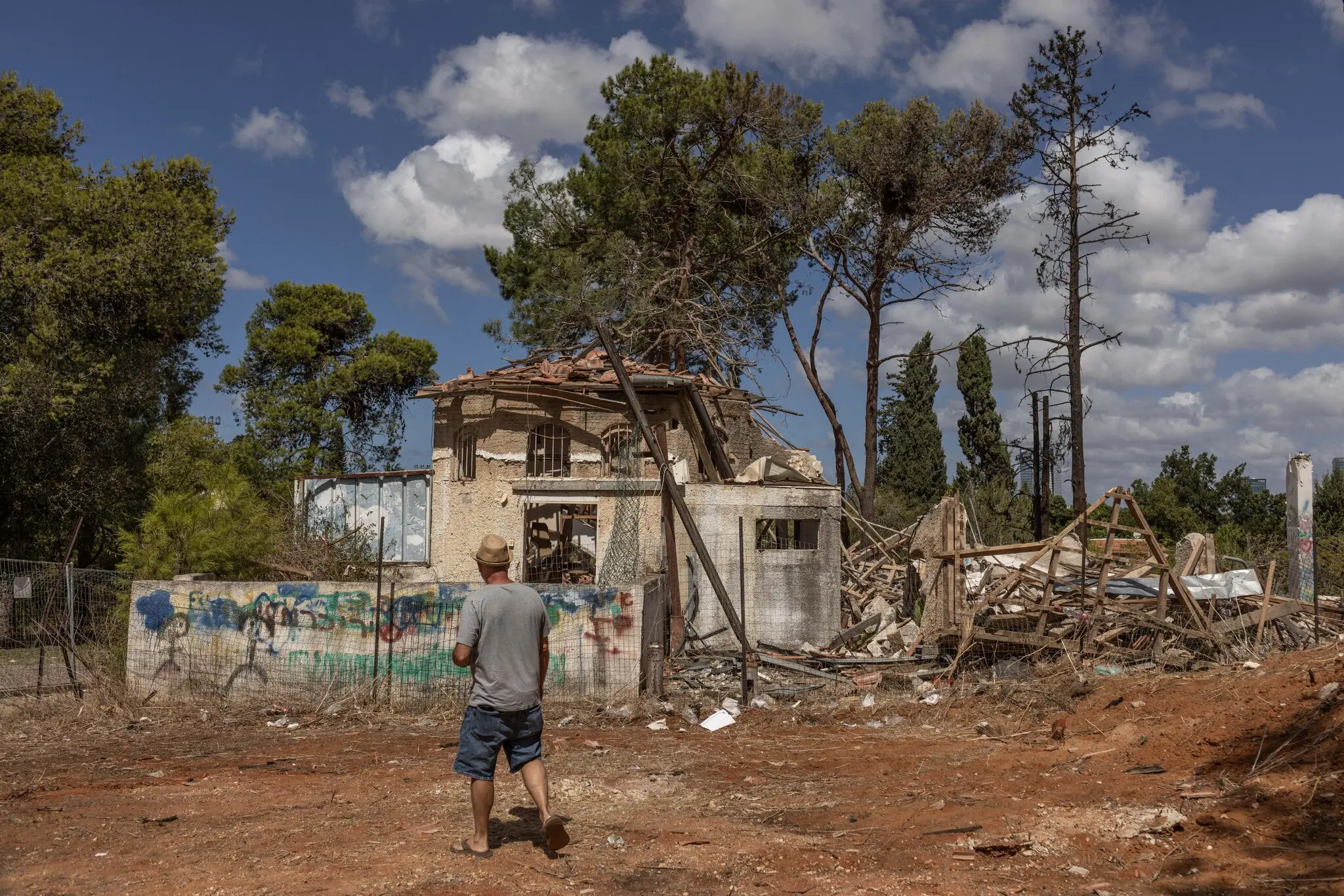 У передмісті Тель-Авіва після атаки Ірану вулиці всіяні уламками черепиці та битого скла
